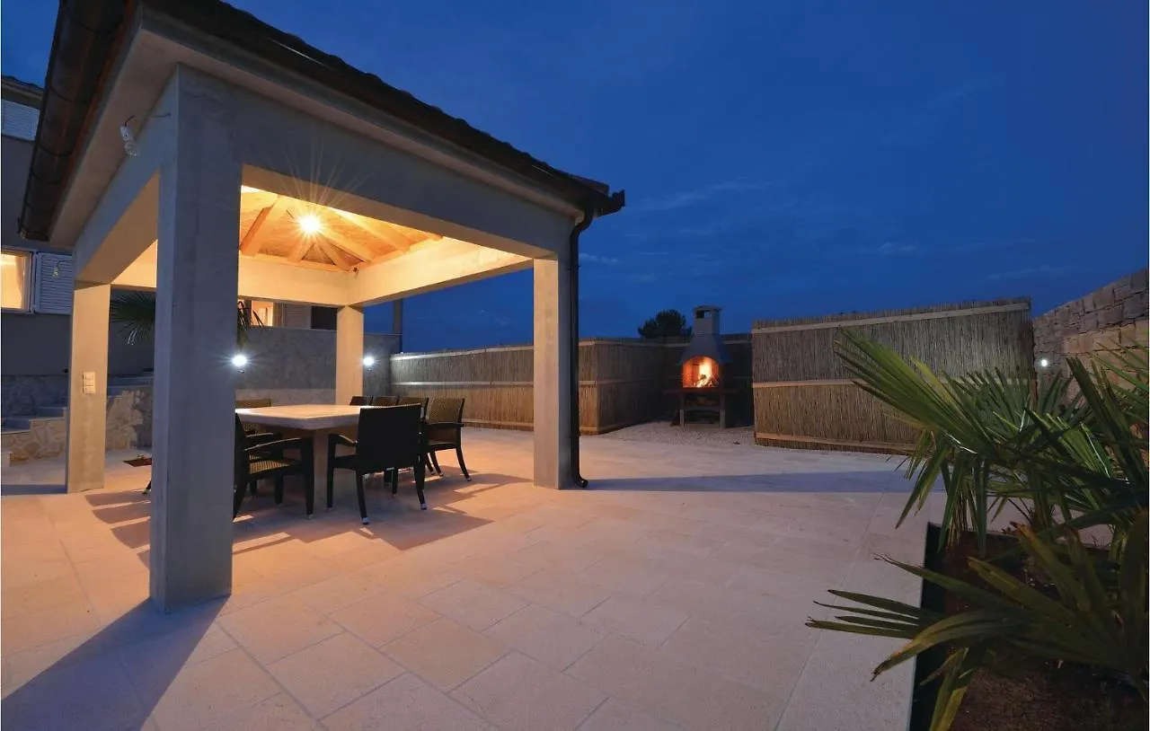 Beautiful Home In Pridraga With Kitchen 0*,