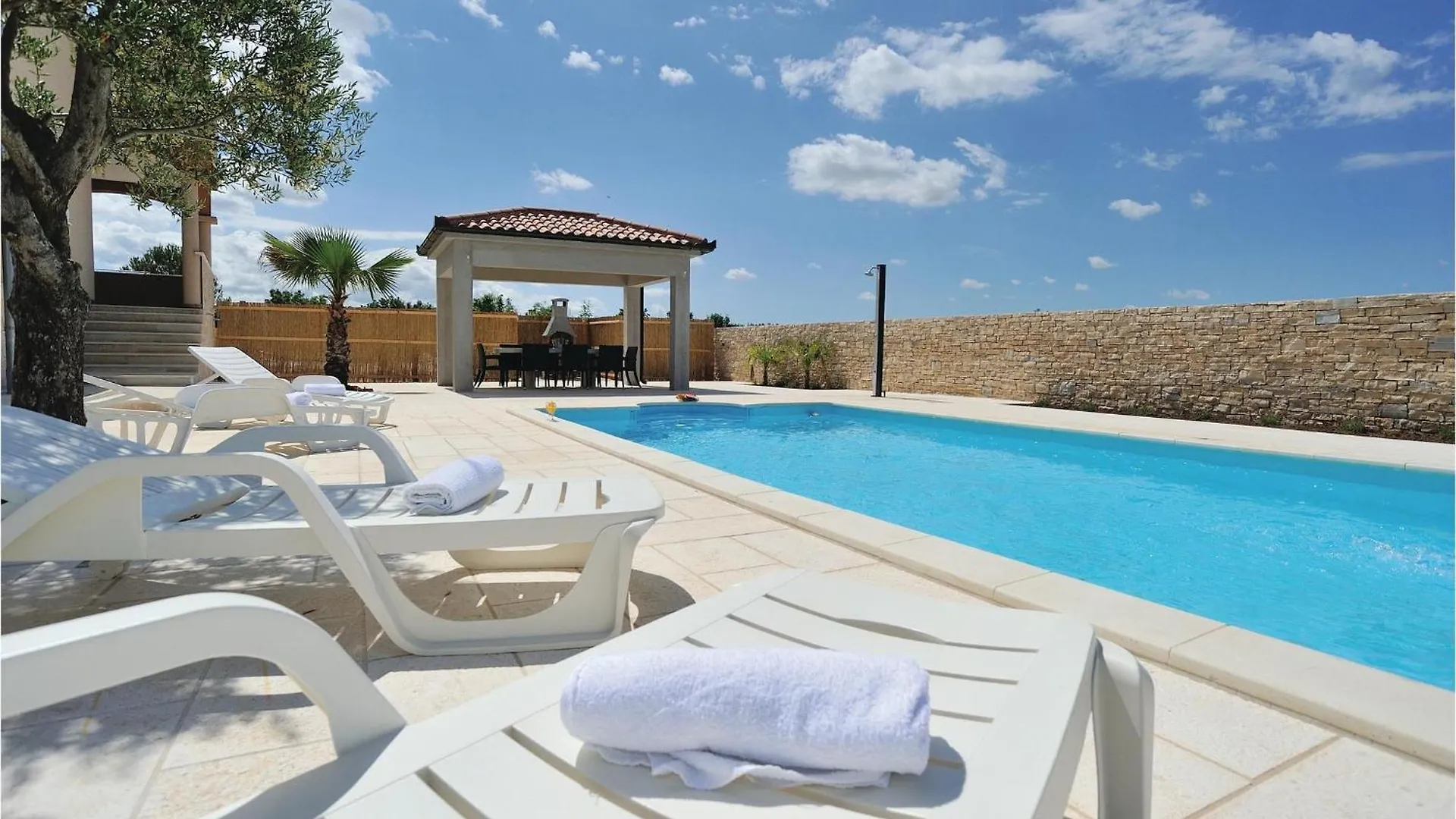 Beautiful Home In Pridraga With Kitchen